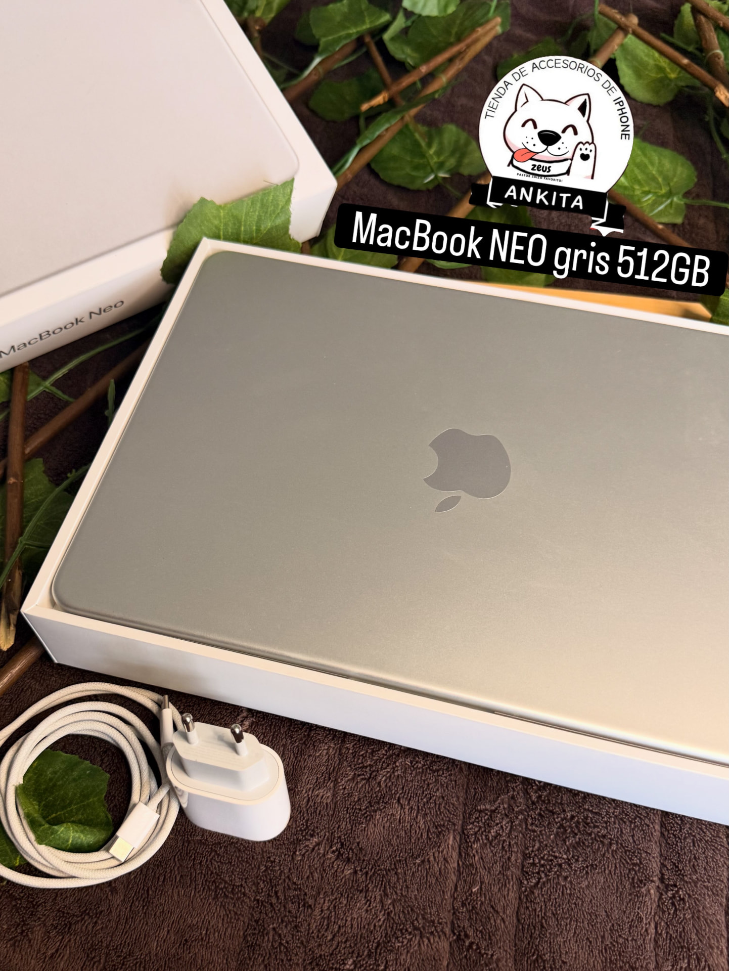 MacBook Neo gris de 512 GB en su caja con cargador